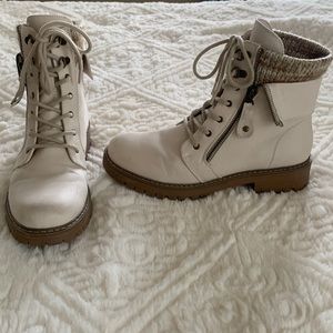 I’m selling light cream hiking boots, they’re 8.5 Cliffs by White mountain